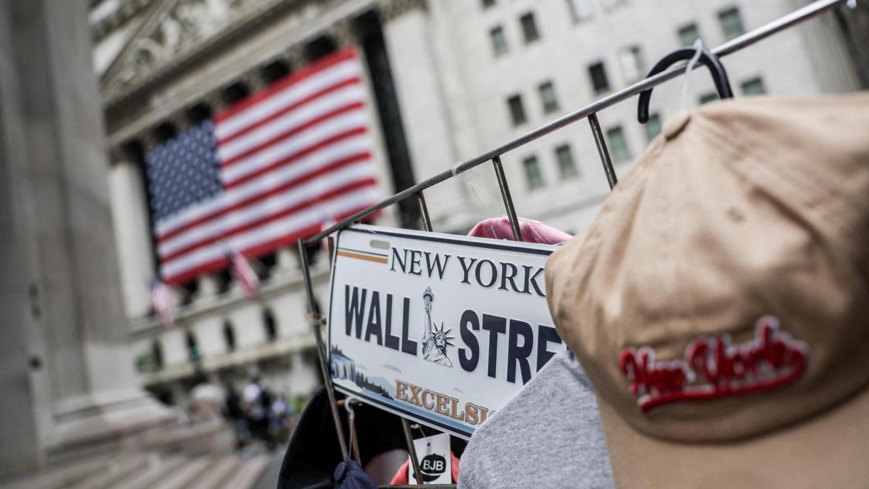 Una placa de Wall Street en un puesto de venta callejero en las cercanías del edificio de la Bolsa.