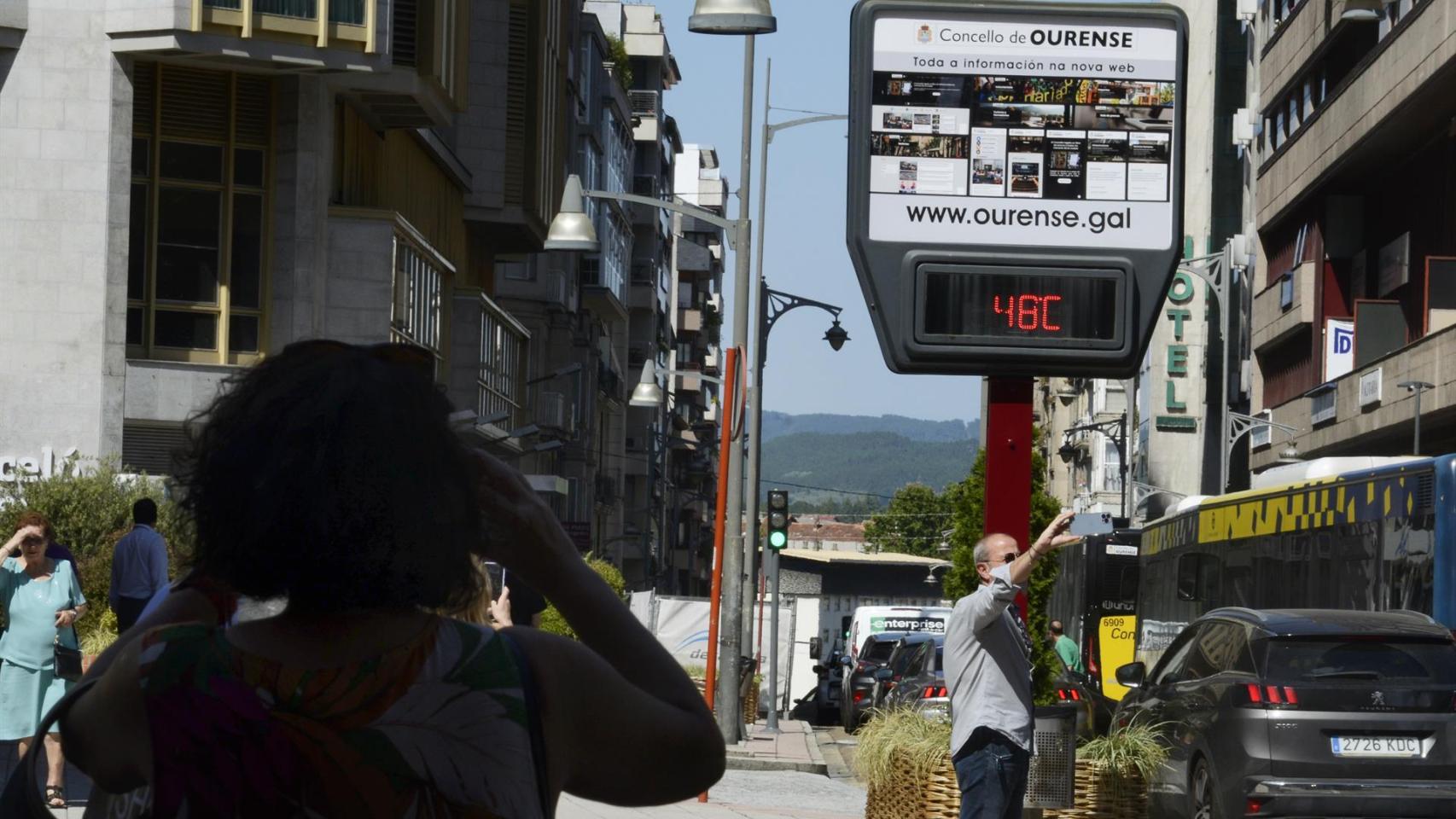 Termómetro en el parque de San Lázaro, a 8 de agosto de 2023, en Ourense, Galicia (España).