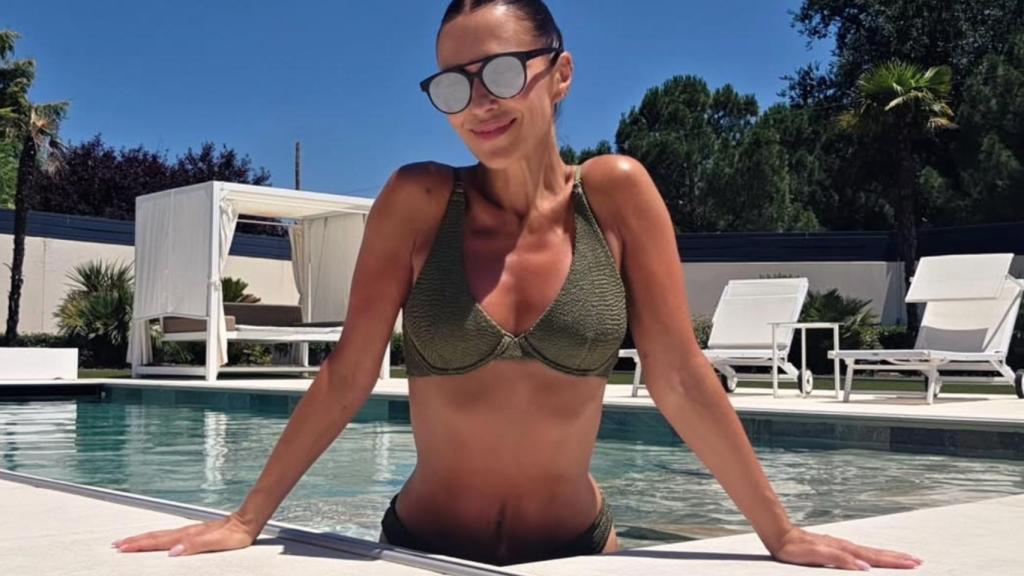 Paula Echevarría disfrutando de su piscina en su casa.