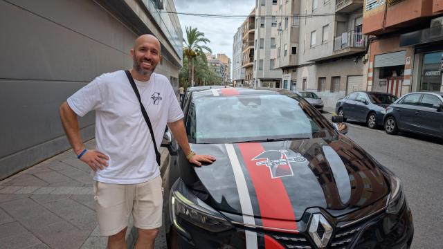 Edén Díez Ruiz con su coche de autoescuela que suma millones de seguidores en el mundo.
