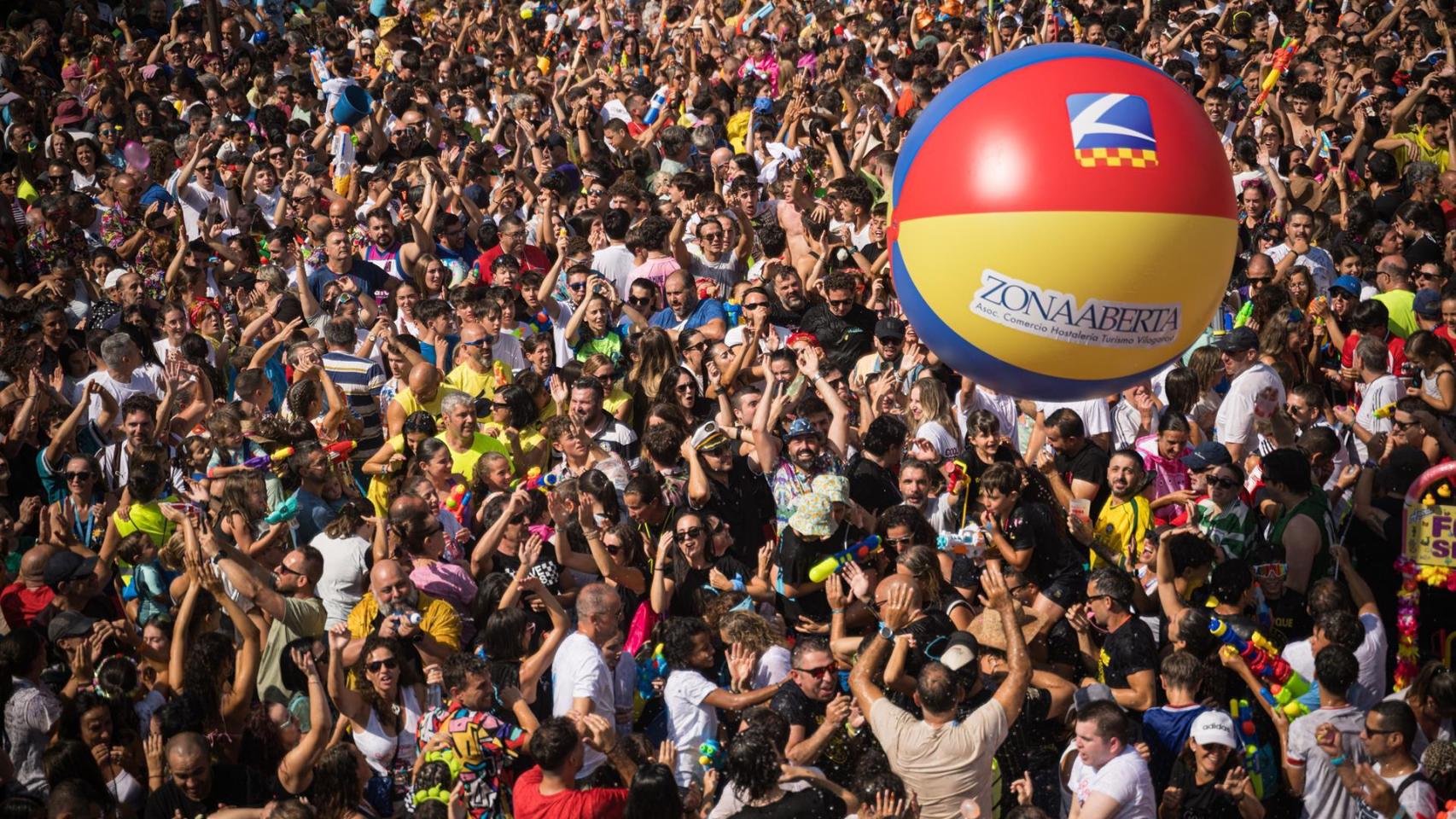 Multitud de personas durante la Fiesta del Agua en Vilagarcía de Arousa.