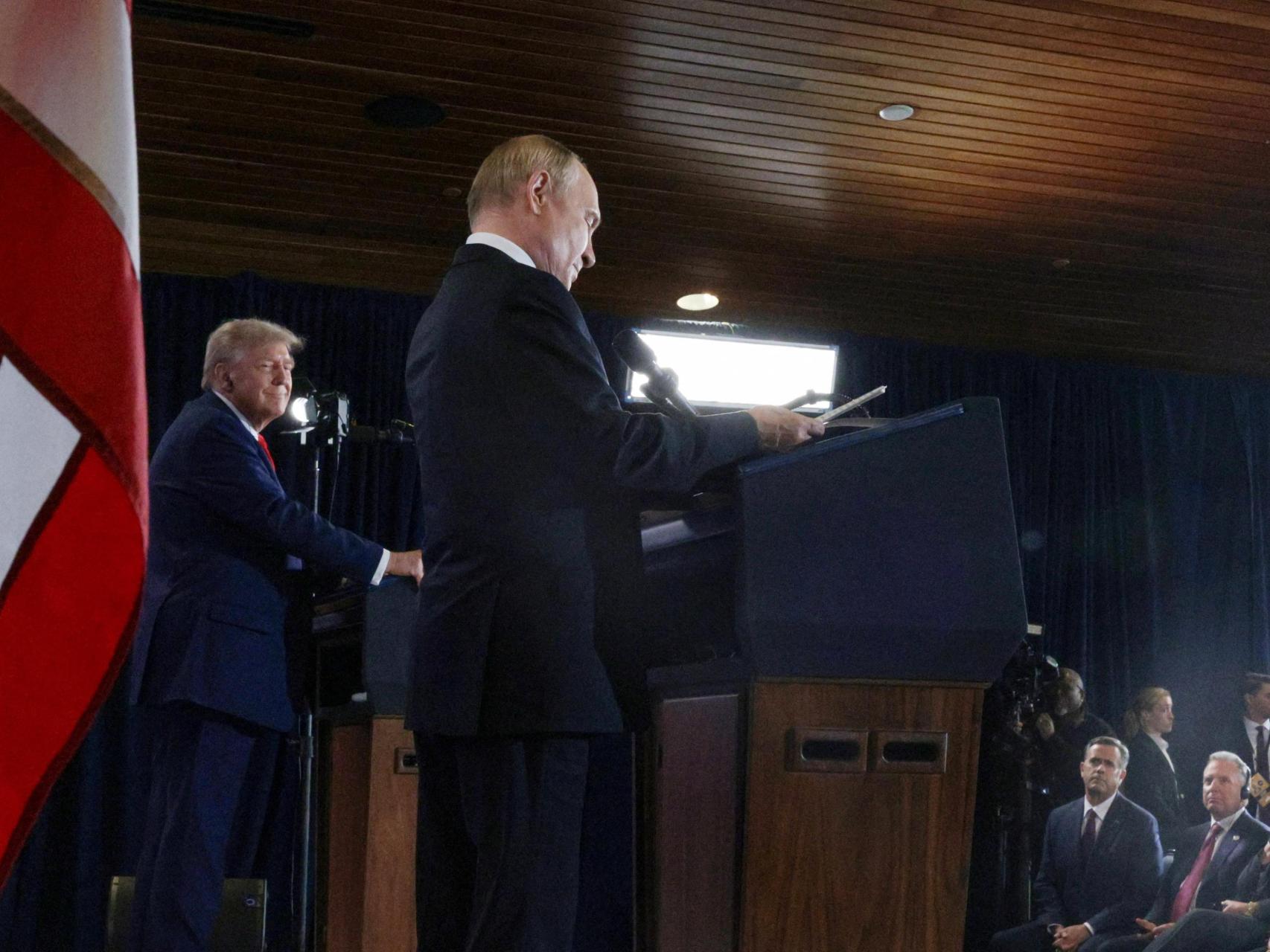 Putin y Trump comparecen ante los periodistas sin atender a sus preguntas.