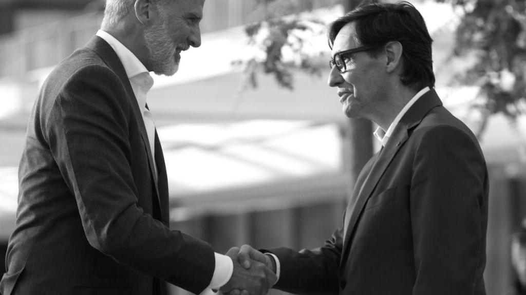 Felipe VI saluda a Salvador Illa.