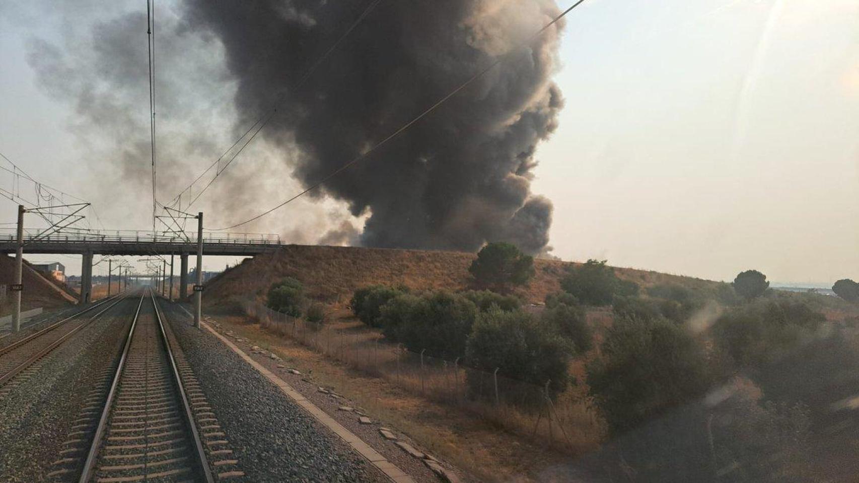 Humo causado por el incendio cercano a las vías del tren.
