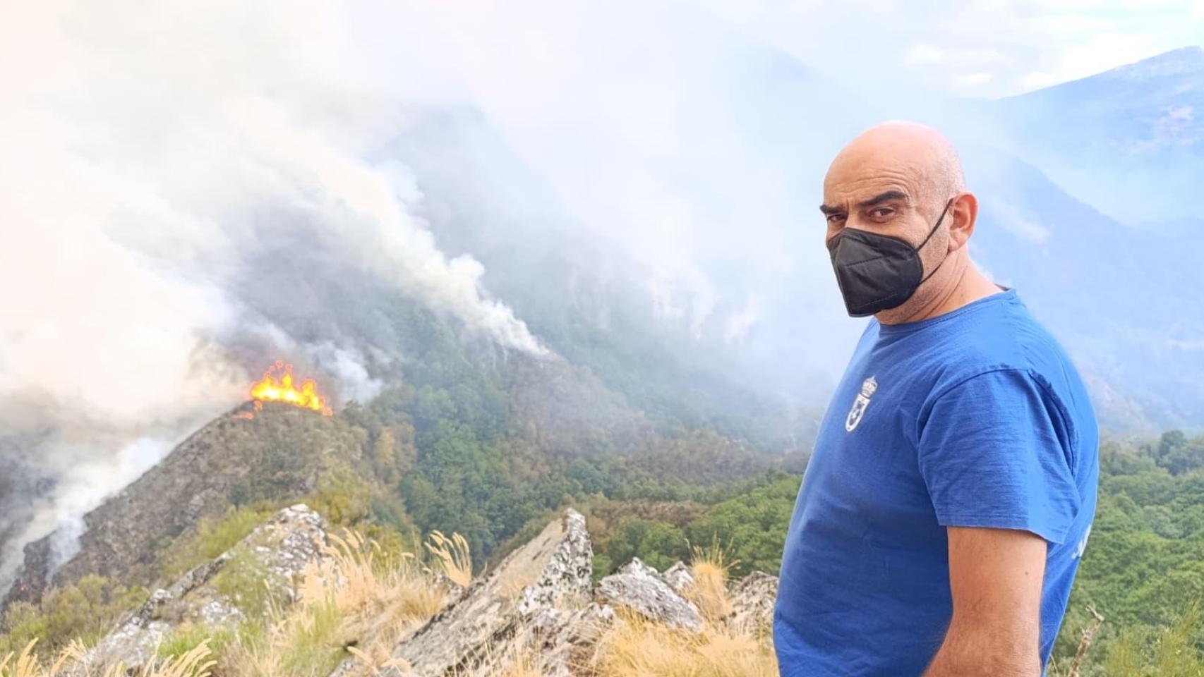 El alcalde de Oencia, Arsenio Pombo, observa el incendio aproximarse a varios núcleos urbanos de su municipio.
