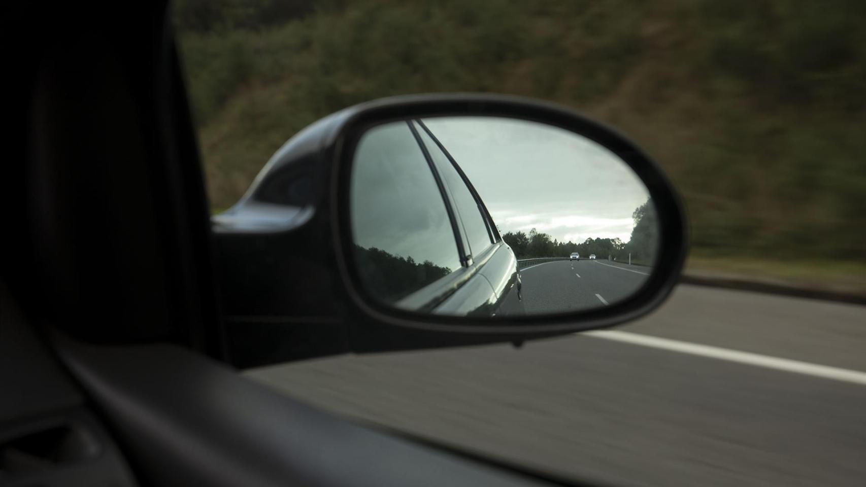 Imagen de un espejo retrovisor.
