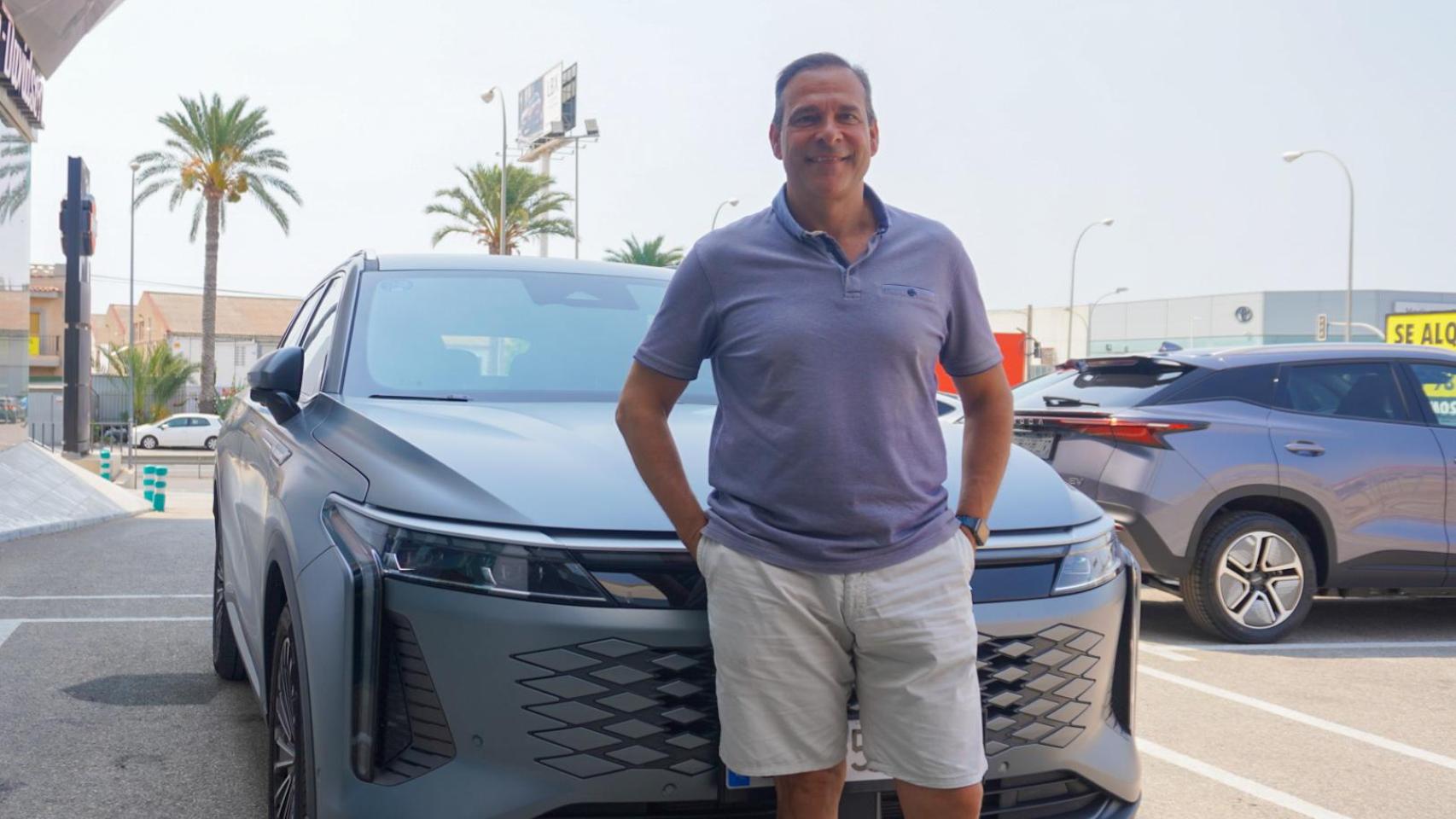 Pablo, el primer alicantino en tener un Omoda 9, en una entrevista anterior con este diario.