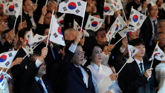 El presidente surcoreano, Lee Jae Myung , y su esposa, Kim Hea Kyung, durante el 80 aniversario de la liberación de Corea del dominio colonial japonés, en Seúl el pasado viernes.