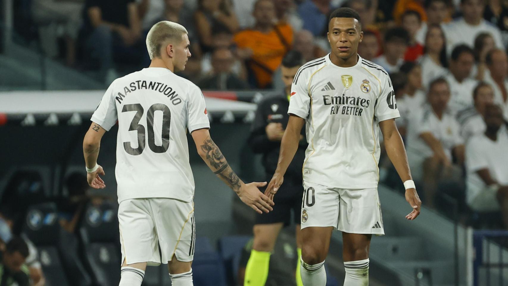 Mastantuono y Mbappé se felicitan por una acción.