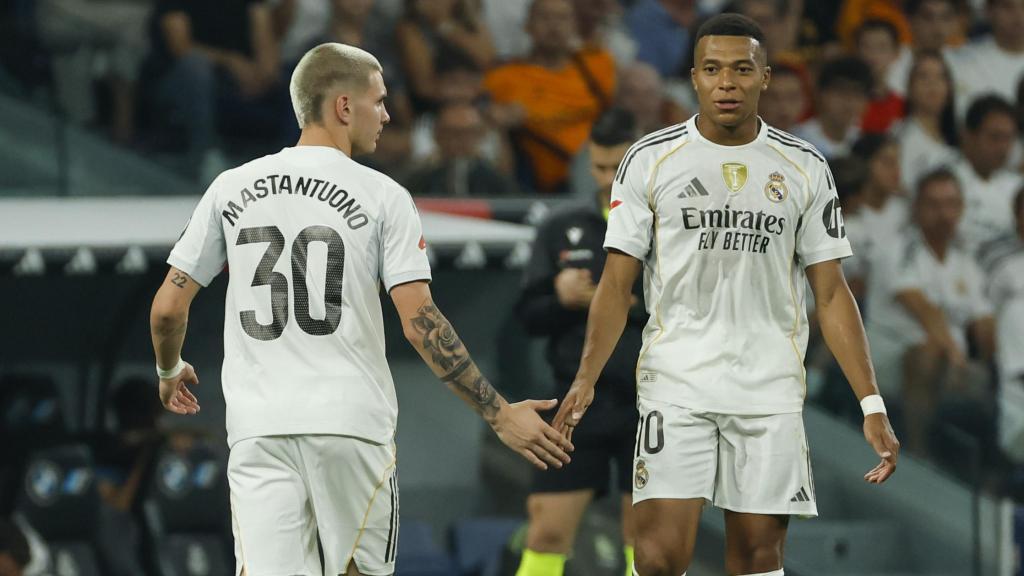 Mastantuono y Mbappé se felicitan por una acción.