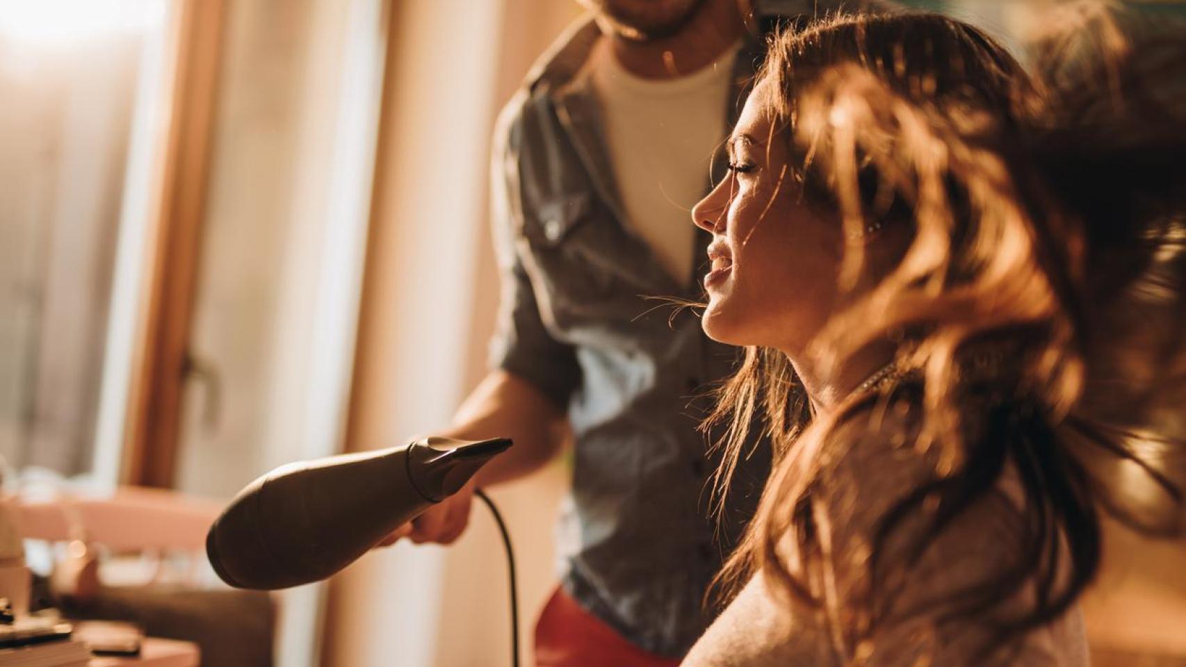 Imagen de archivo de una chica en la peluquería.