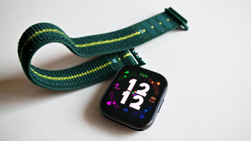 El reloj Moto Watch Fit con la correa