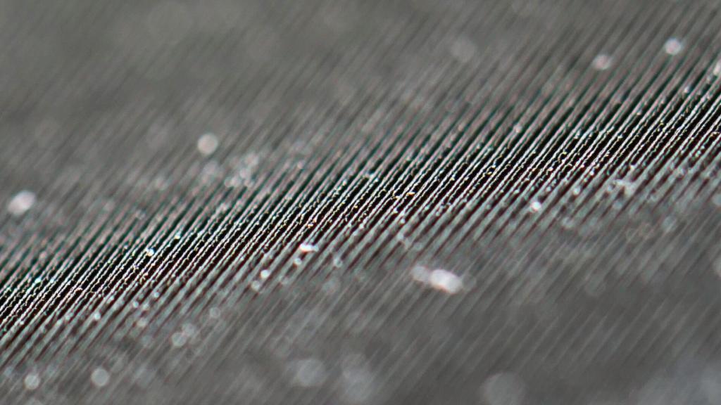 Primer plano de nanoestructuras grabadas con láser en la superficie del dispositivo