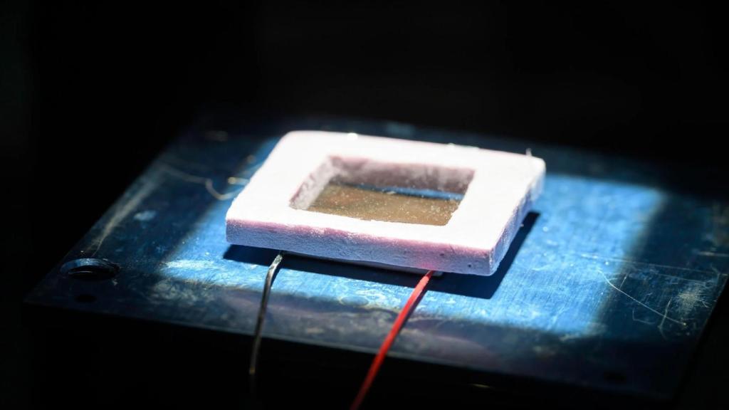 El dispositivo de energía termoeléctrica diseñado por Chunlei Guo y su equipo