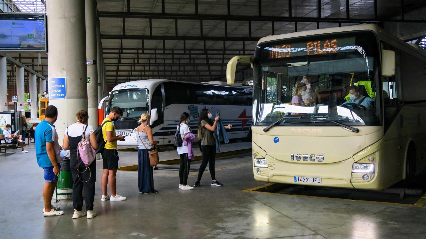 Viajeros a la espera de entrar en un autobús en la estación de Plaza de Armas.