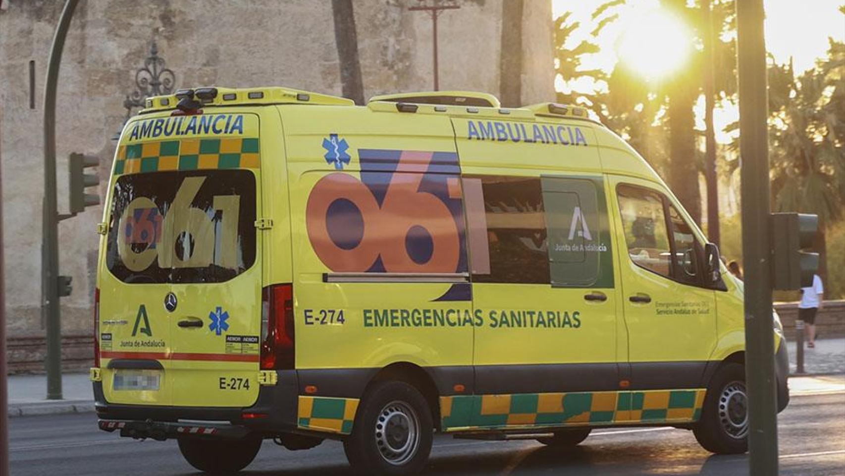 Una ambulancia del 061 en Sevilla.
