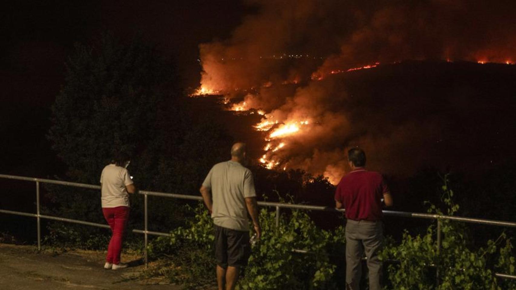 Vista de la aldea de As Chás (Ourense), durante el incendio forestal, el pasado día 13 de agosto.