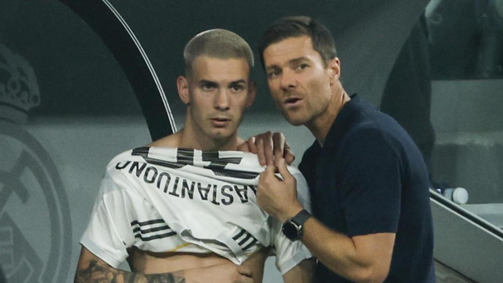 Mastantuono escucha a Xabi Alonso antes de su debut con el Real Madrid