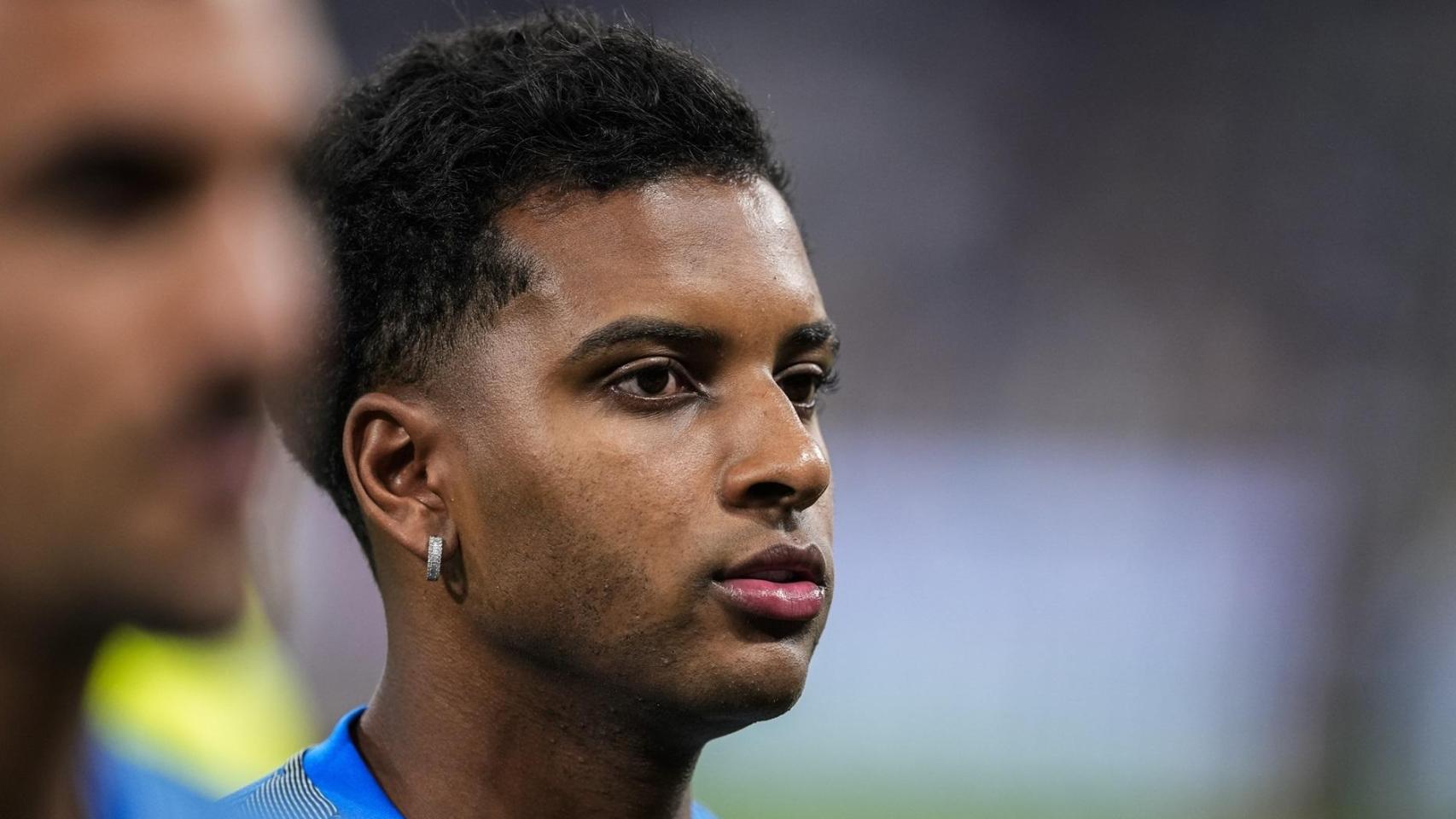 Rodrygo, calentando con el Real Madrid.