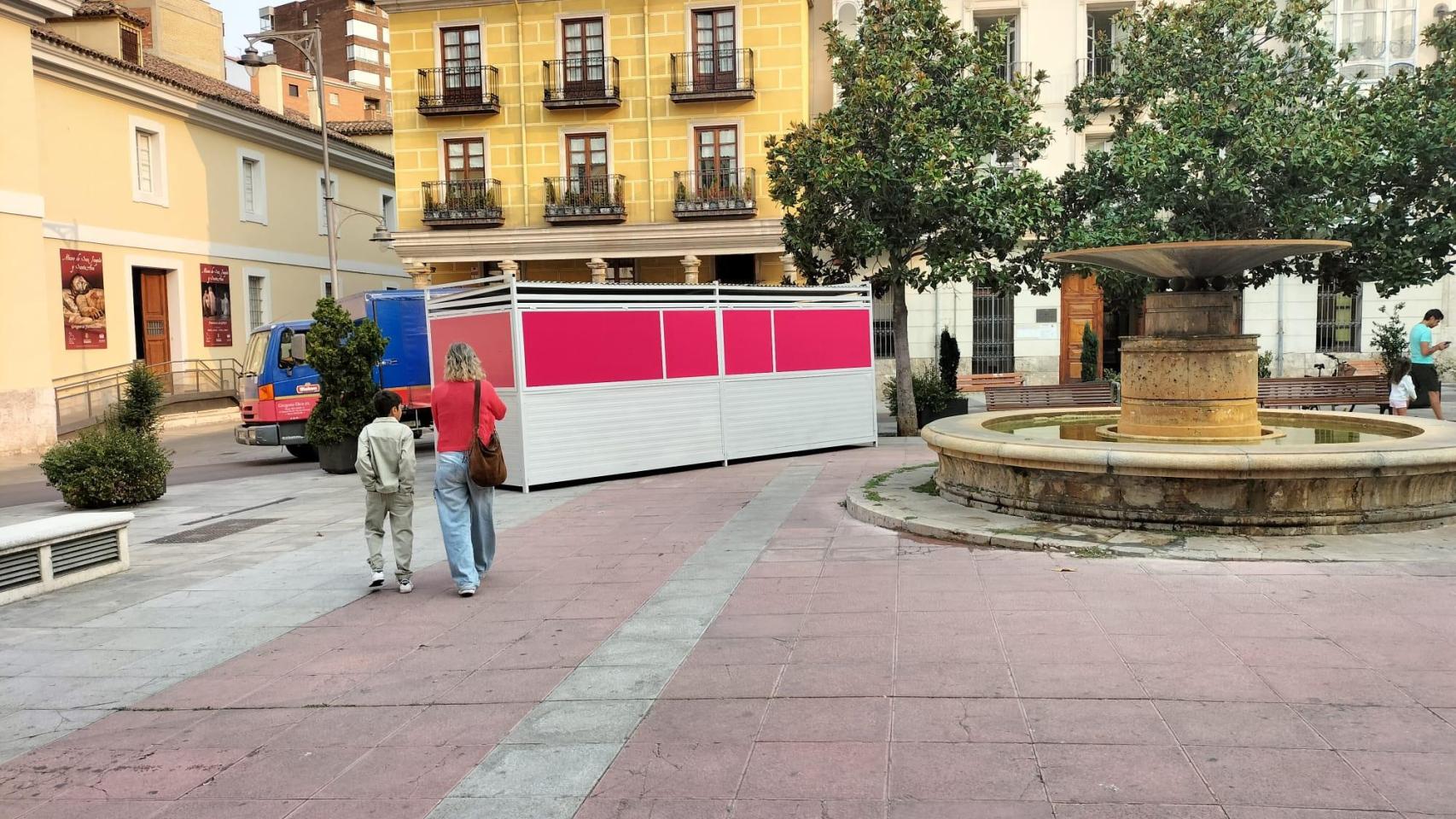 Una de las primeras casetas de la Feria de Día de Valladolid instaladas en la Plaza Santa Ana