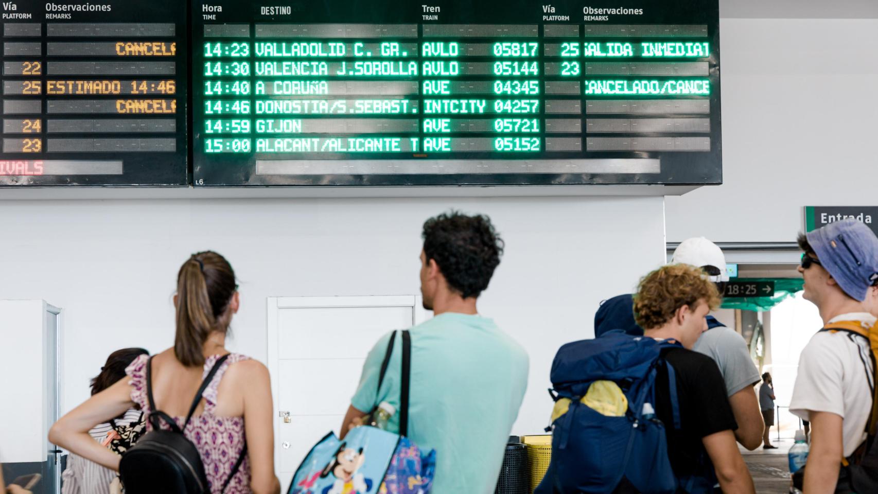 Decenas de personas esperan a que se reestablezca la linea de AVE Madrid-Galicia, en la Estación de Chamartín Clara Campoamor, a 19 de agosto de 2025, en Madrid (España).