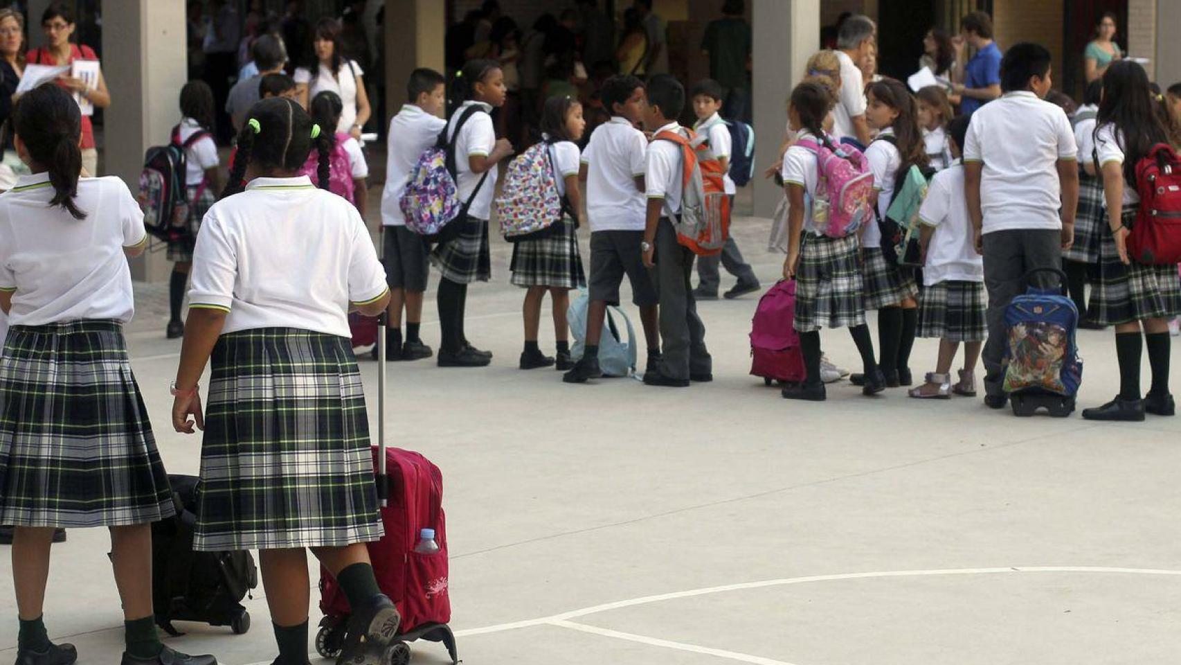 Niños en la puerta de un colegio
