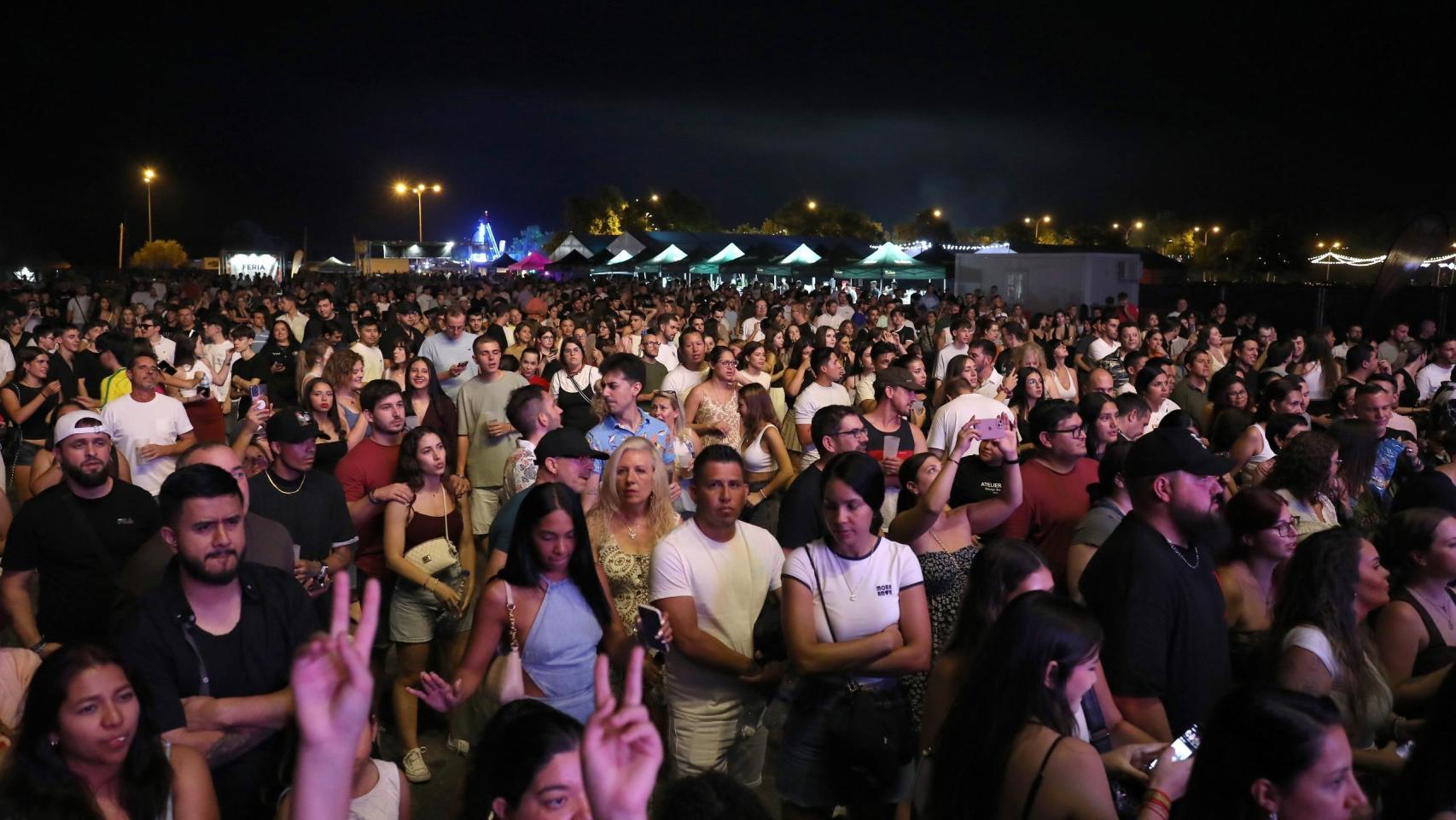 Público en el recinto ferial La Peraleda.