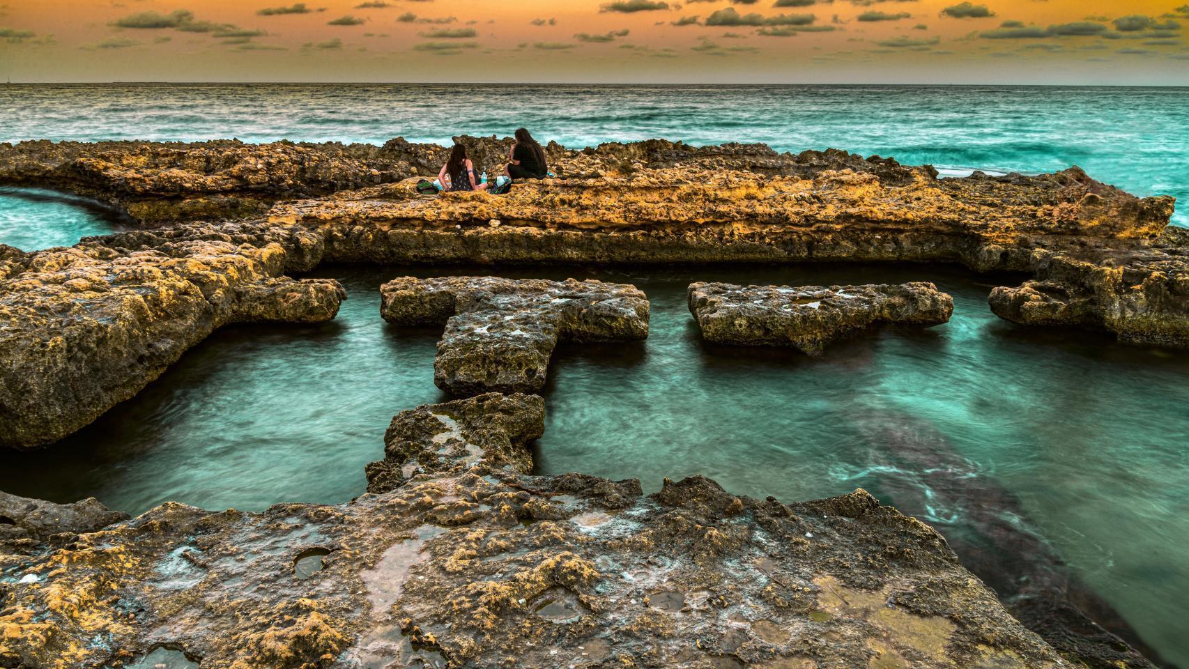 La playa de Alicante en la que podrás nadar entre restos arqueológicos: piscinas naturales y aguas cristalinas