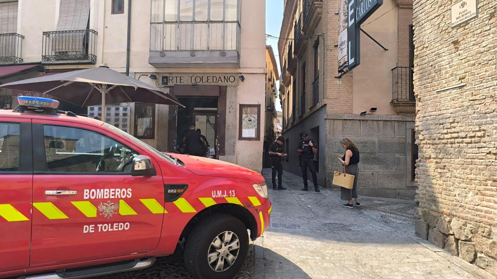 La Policía Nacional ha impedido el paso a la calle Juan Labrador mientras los bomberos realizaban las mediciones.