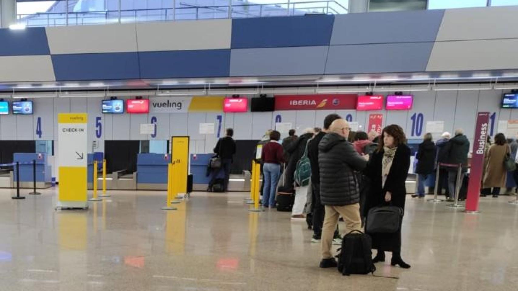 Usuarios del aeropuerto de Alvedro en una facturación de equipaje.