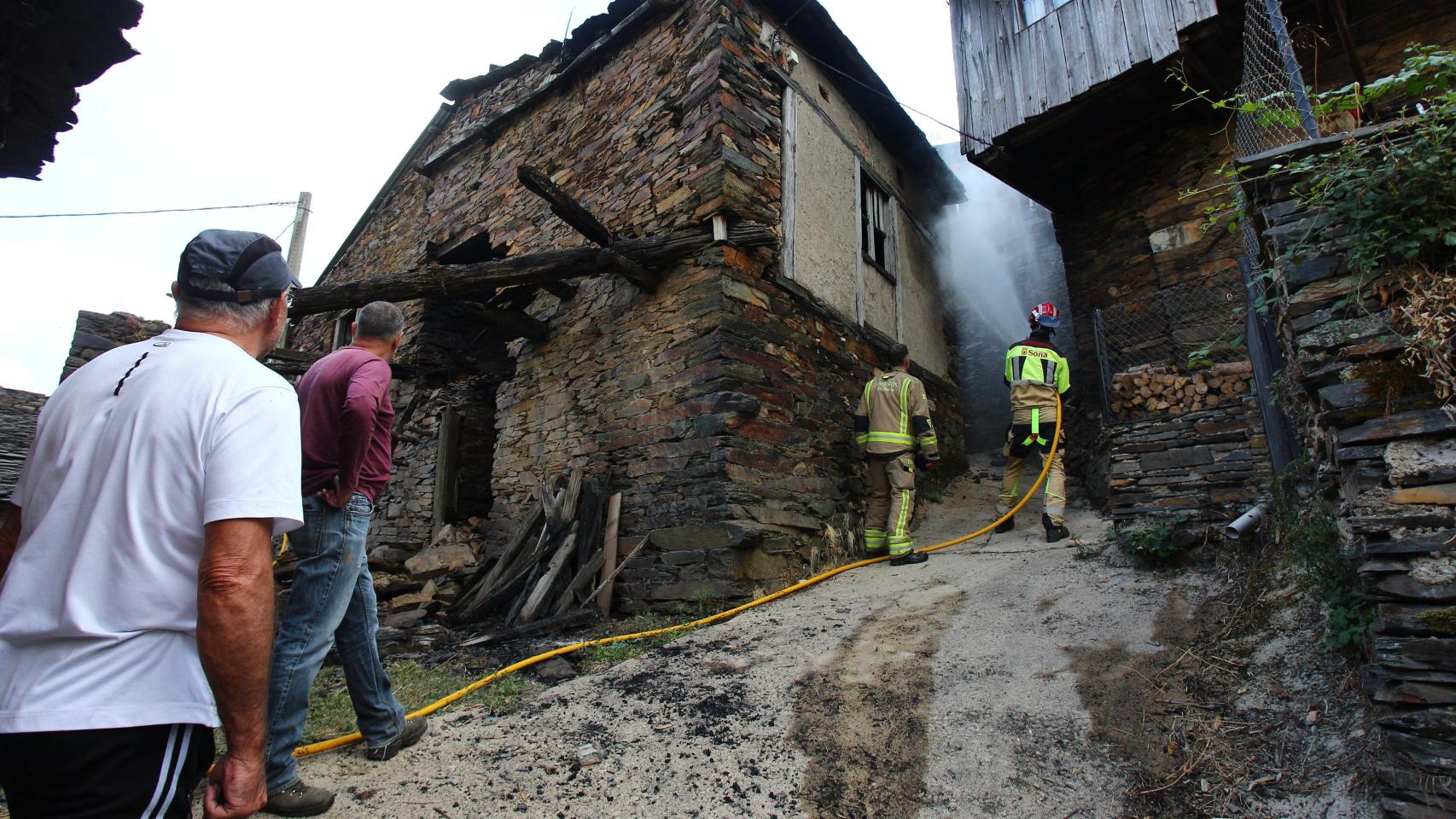Casas quemadas en el pueblo de Lusio