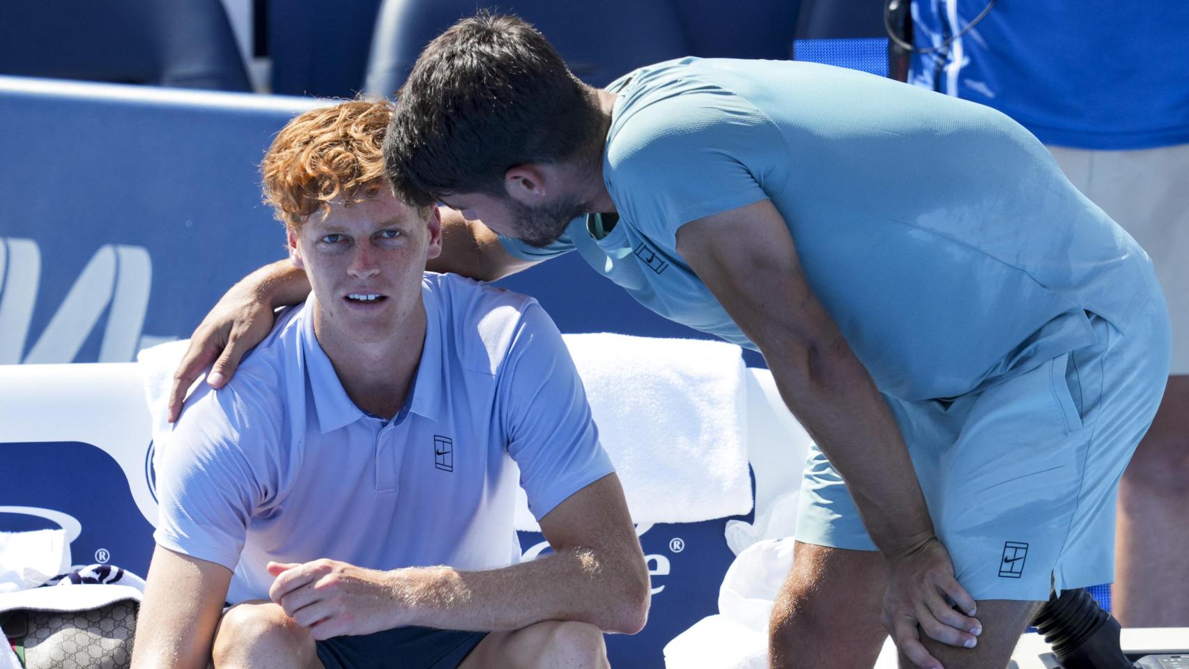 Alcaraz consuela a Sinner tras su retirada en Cincinnati.