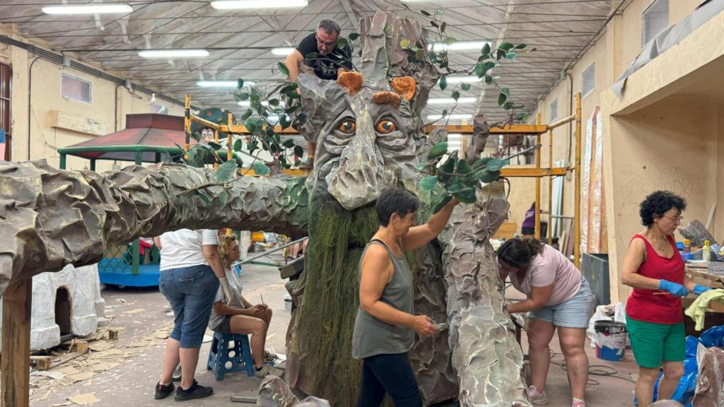 Niños, jóvenes y adultos trabajan en talleres improvisados que transmiten el arte de generación en generación.