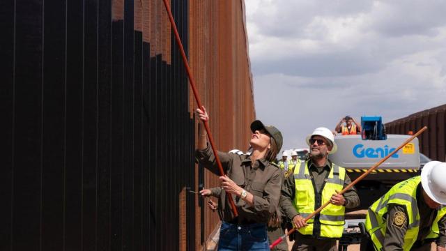 El anuncio lo hizo Kristi Noem en Santa Teresa, Nuevo México, frente a un tramo del muro fronterizo.