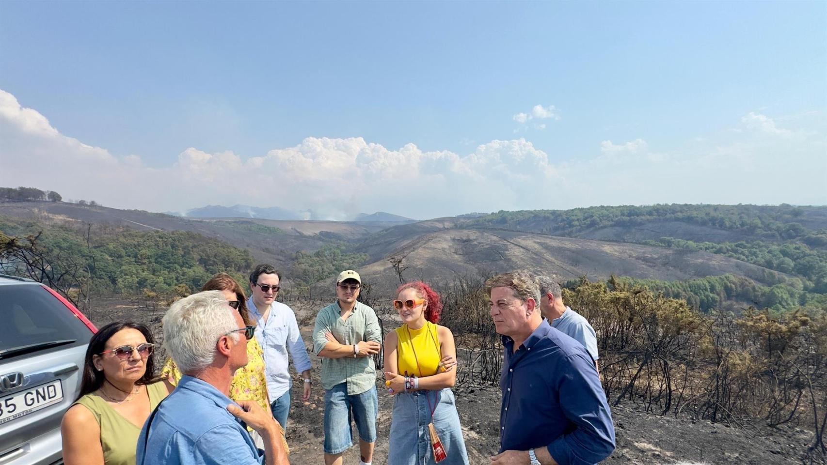 El secretario xeral del PSdeG, José Ramón Gómez Besteiro, visita una de las zonas afectadas por los incendios en la provincia de Ourense.