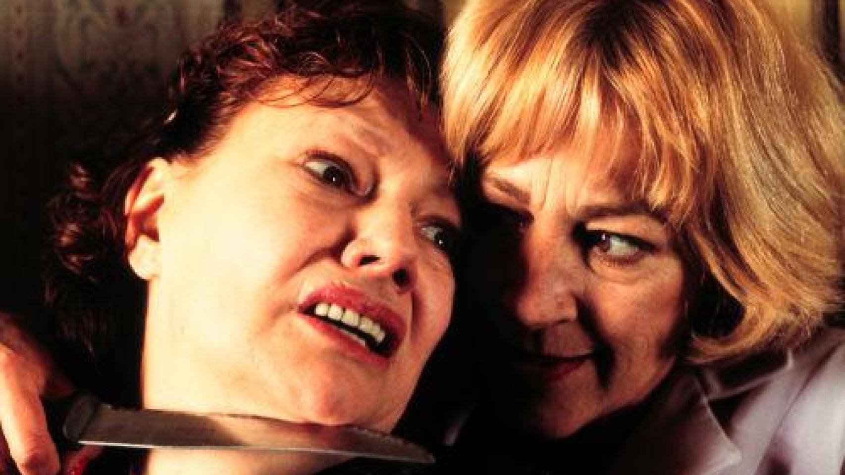 Paca Gabaldón y Carmen Maura en un fotograma de la película 'La comunidad' (2000), dirigida por Álex de la Iglesia.