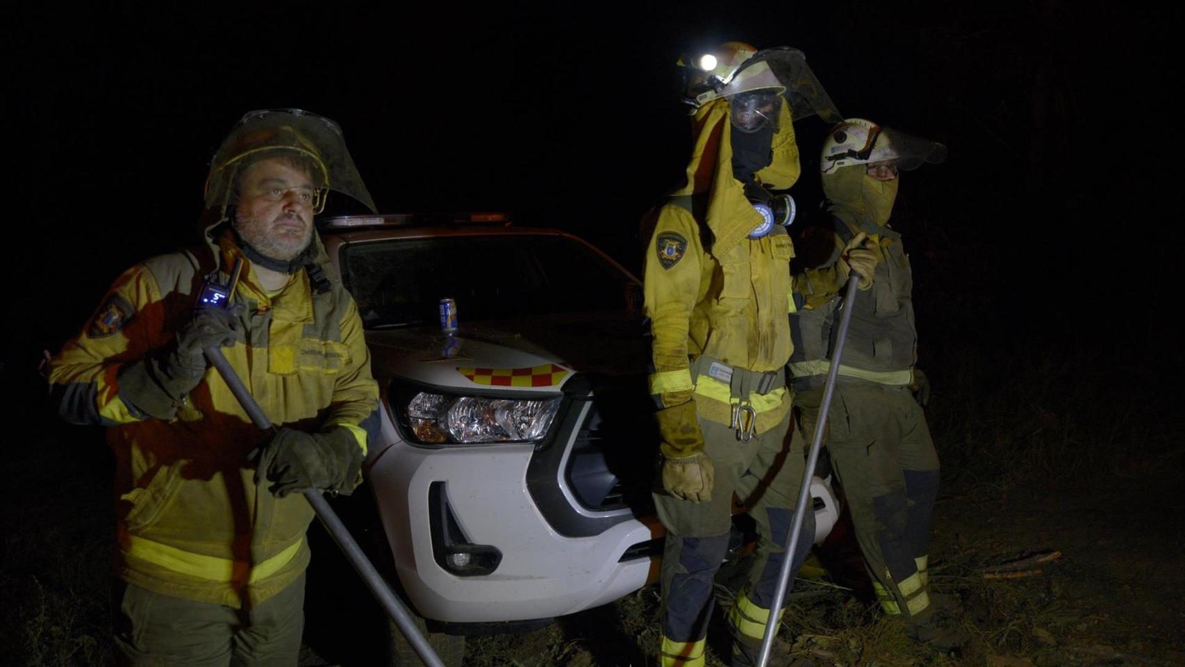 Bomberos forestales tratan de extinguir el fuego en Vences, a 14 de agosto de 2025, en Monterrei.
