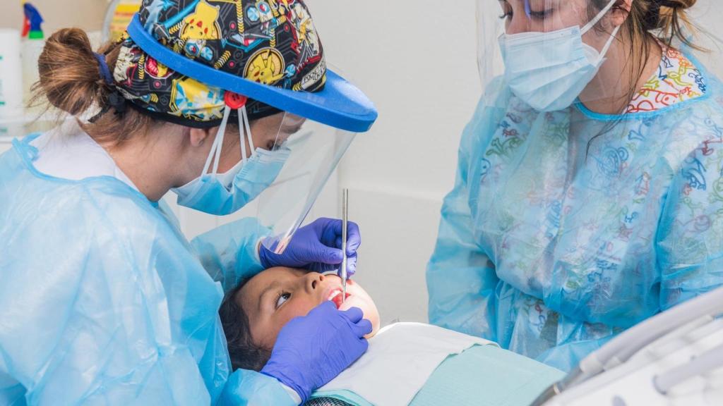 Una niña en edad de perder los dientes de leche.