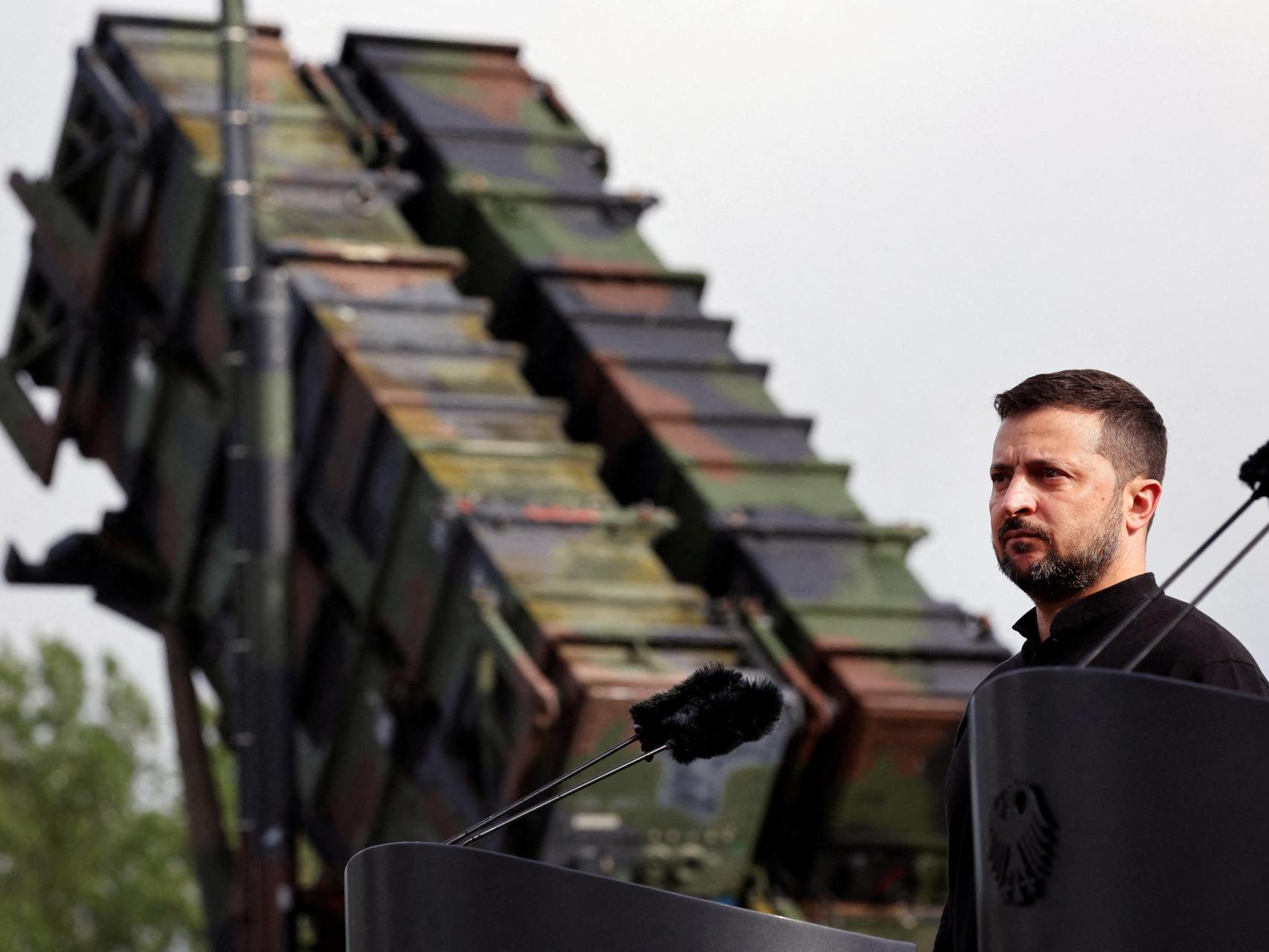 Zelenski, en Alemania, con un sistema de defensa antiaérea Patriot de fondo.