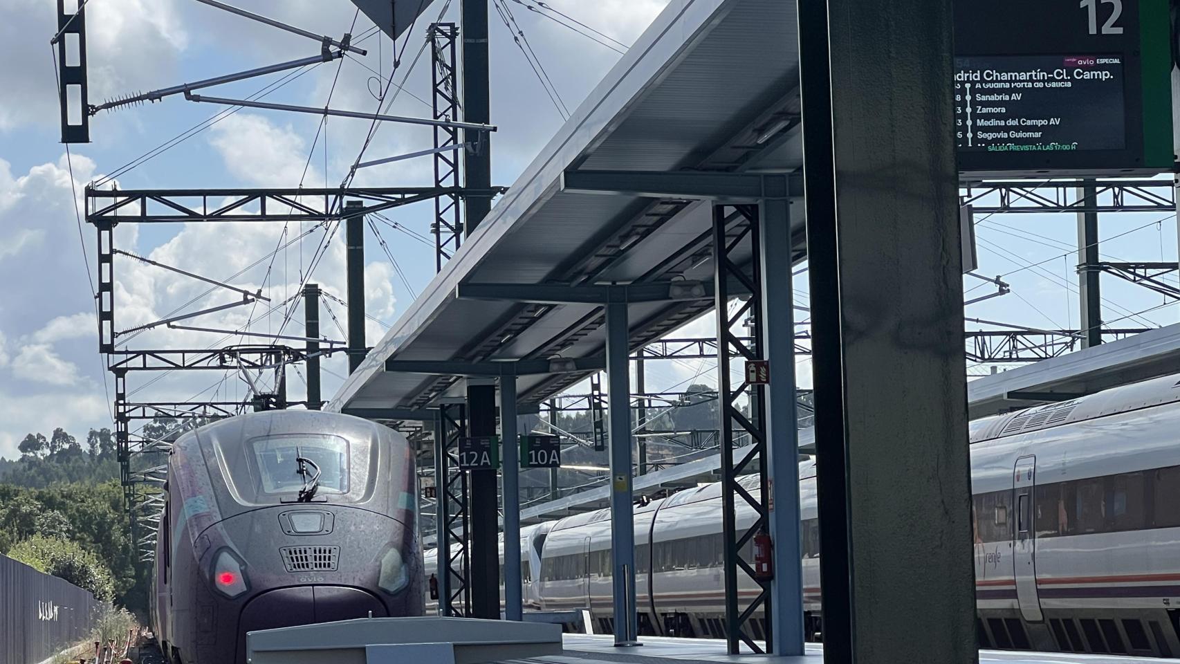 El primer tren en salir de A Coruña destino Madrid, poco antes de empezar la ruta.
