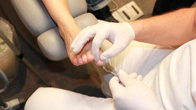 Podólogo con un paciente. Imagen de archivo.