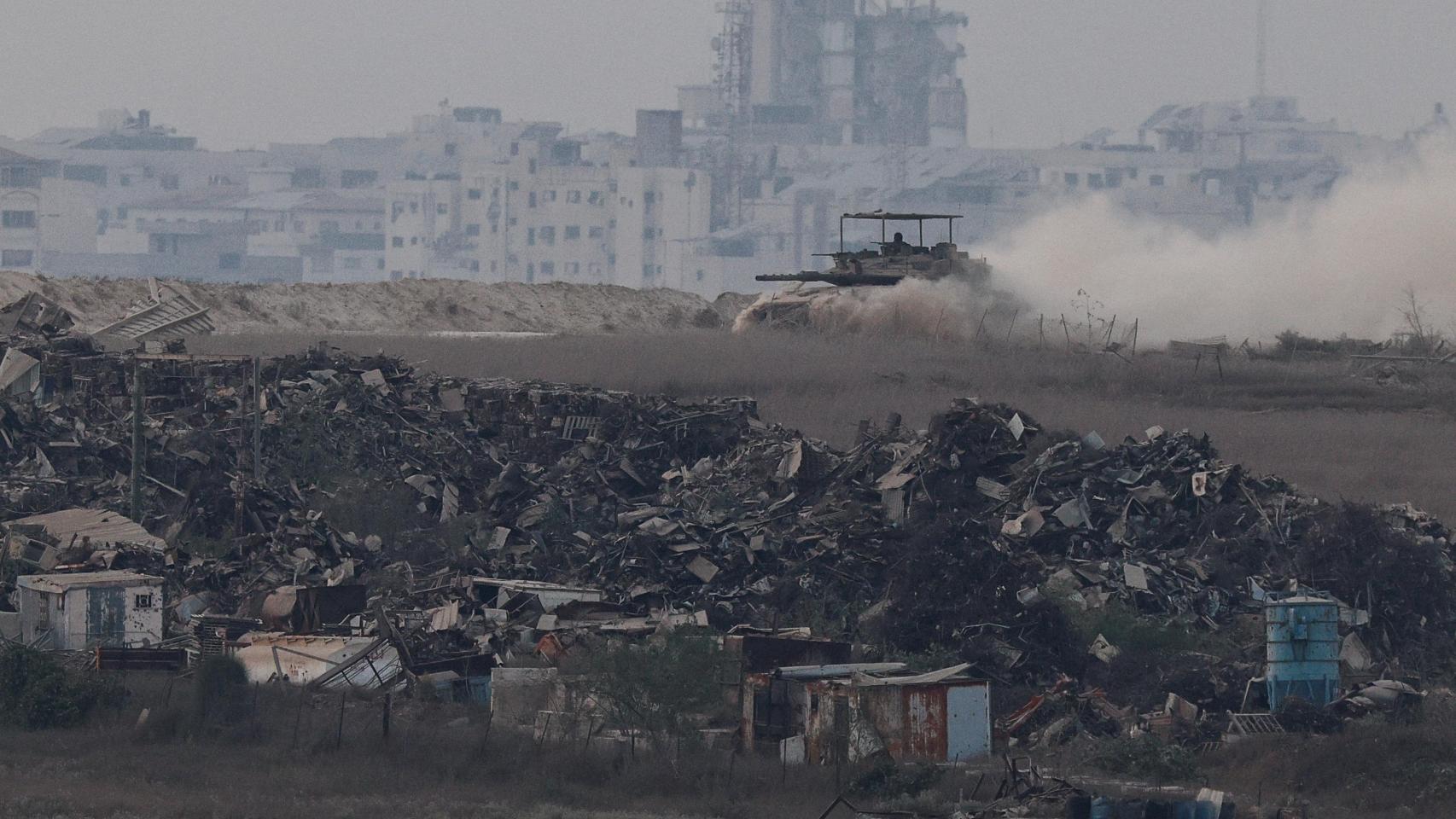 Un tanque israelí de maniobras cerca de Ciudad de Gaza.