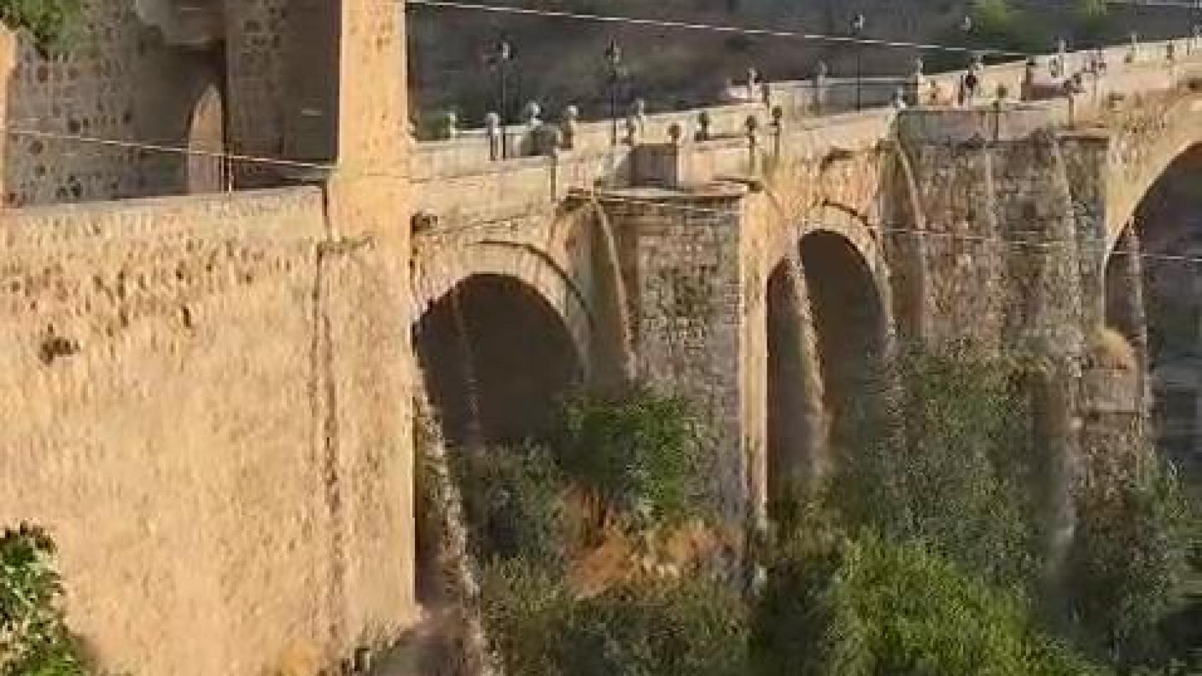 Agua cayendo por los aliviaderos del Puente de San Martín en Toledo.