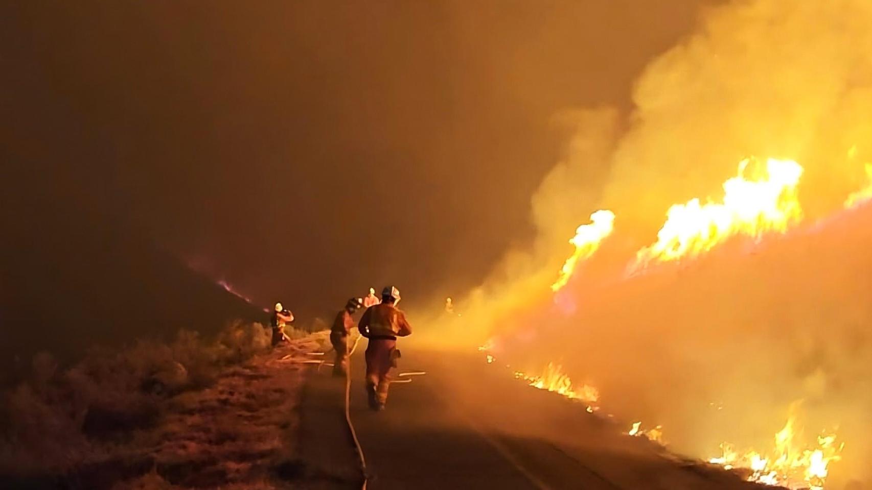 Los bomberos de Alicante durante su trabajo esta semana en Castilla y León.