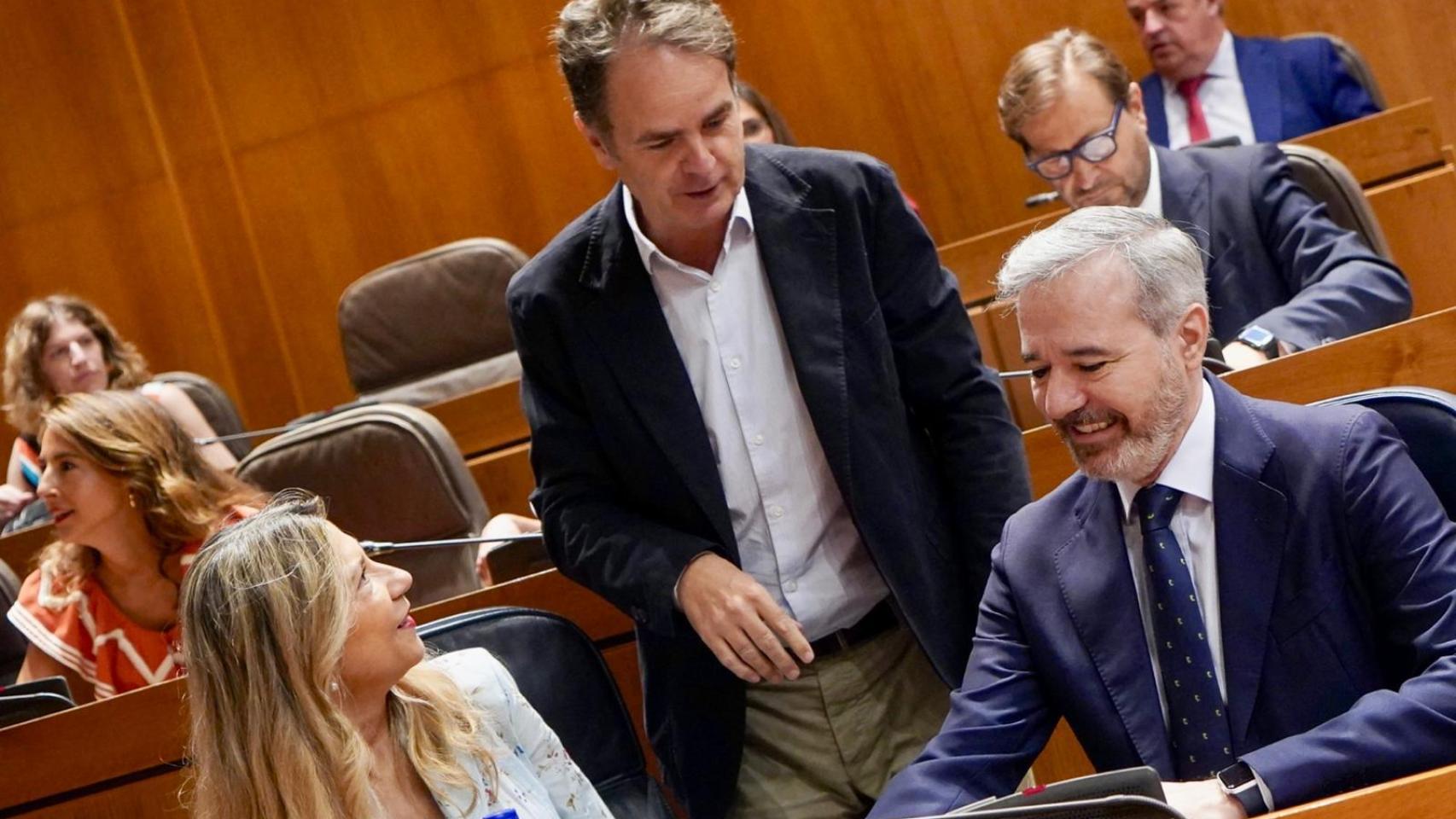 Roberto Bermúdez de Castro, con Mar Vaquero y Jorge Azcón en las Cortes.