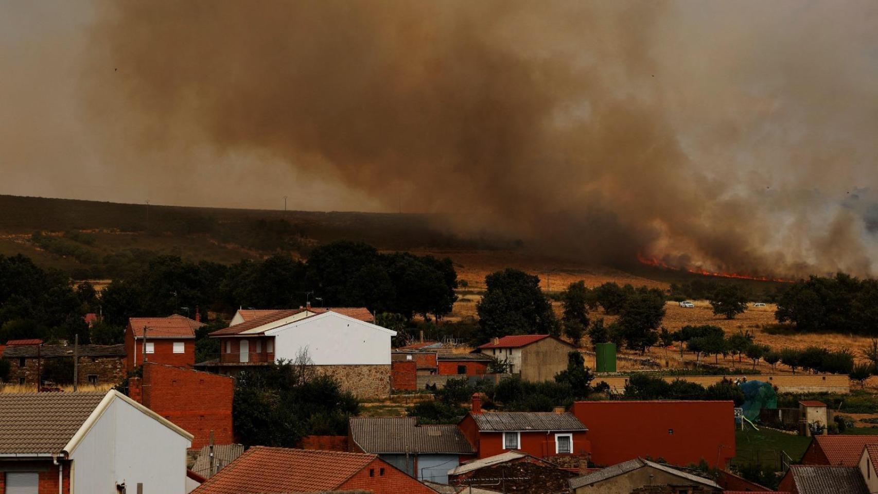 El humo de un incendio sobre Abejera de Tabara (Zamora), la semana pasada.