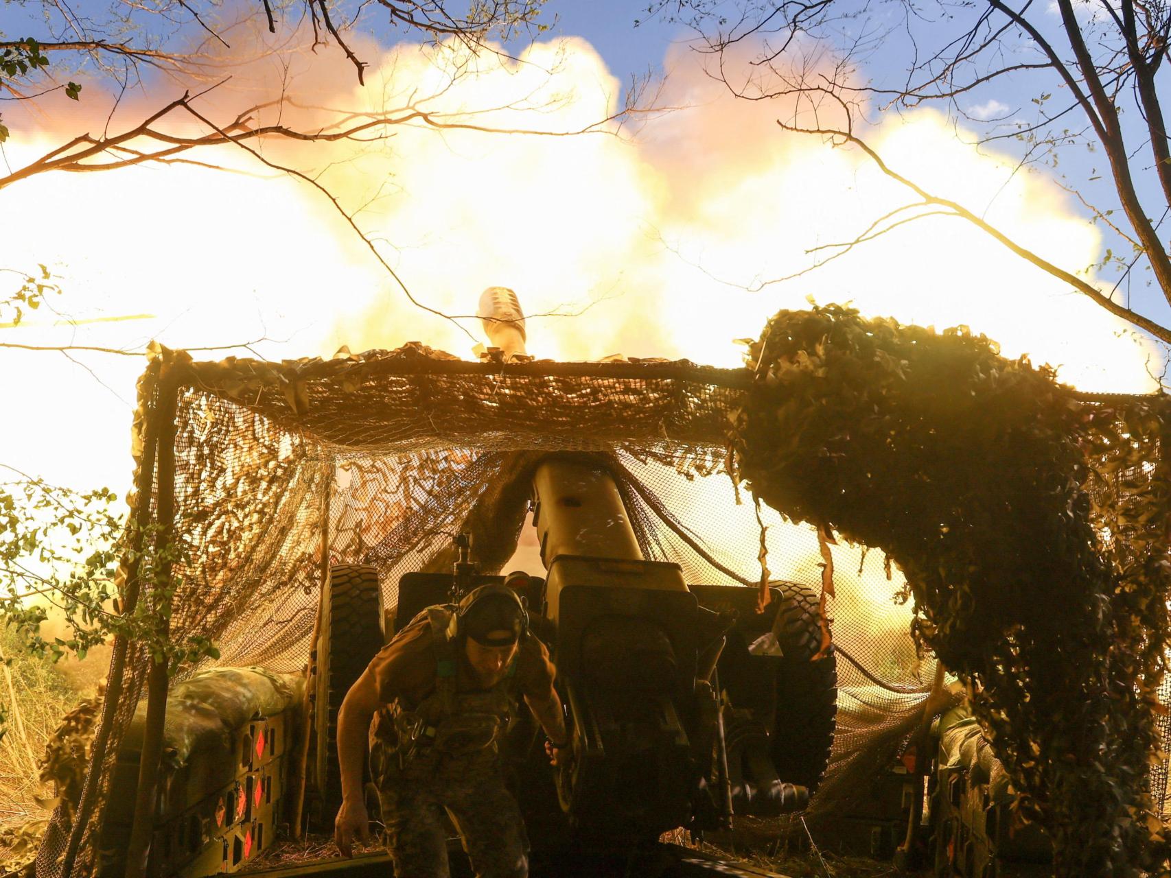 Un soldado ucraniano dispara un obús hacia las tropas rusas en una línea del frente en la región de Donetsk..