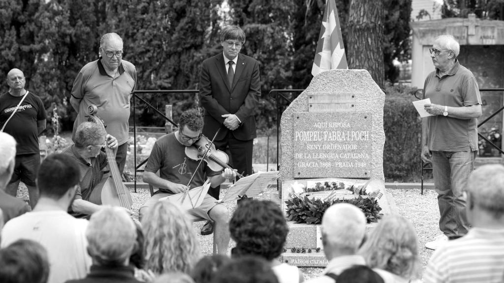 El prófugo Carles Puigdemont junto al rector de la Universitat Catalana d'Estiu (UCE) Jordi Casassas y la tumba de Pompeu Fabra.