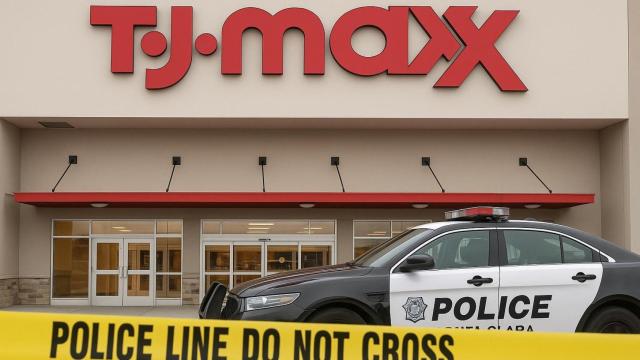 Tienda TJ Maxx y una patrulla de policía.