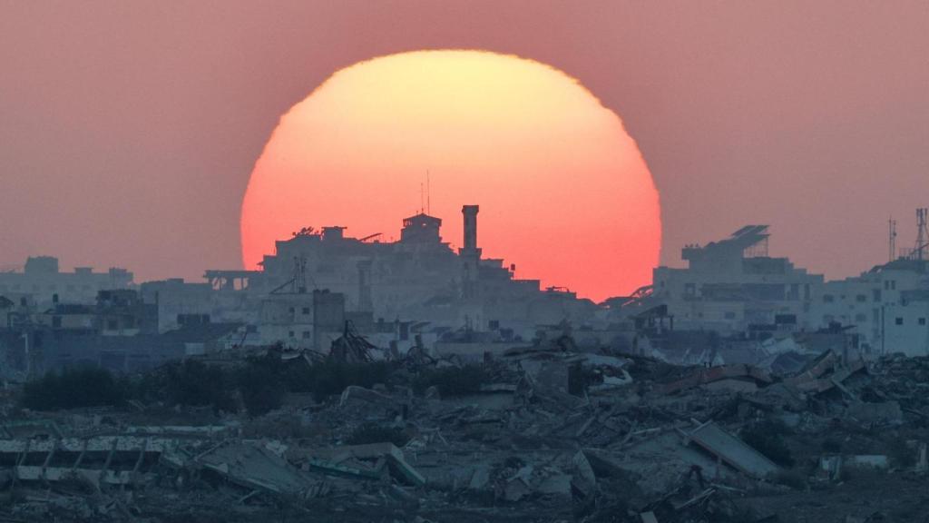El sol se pone sobre Gaza, visto desde el lado israelí de la frontera entre Gaza e Israel, el 19 de agosto de 2025.